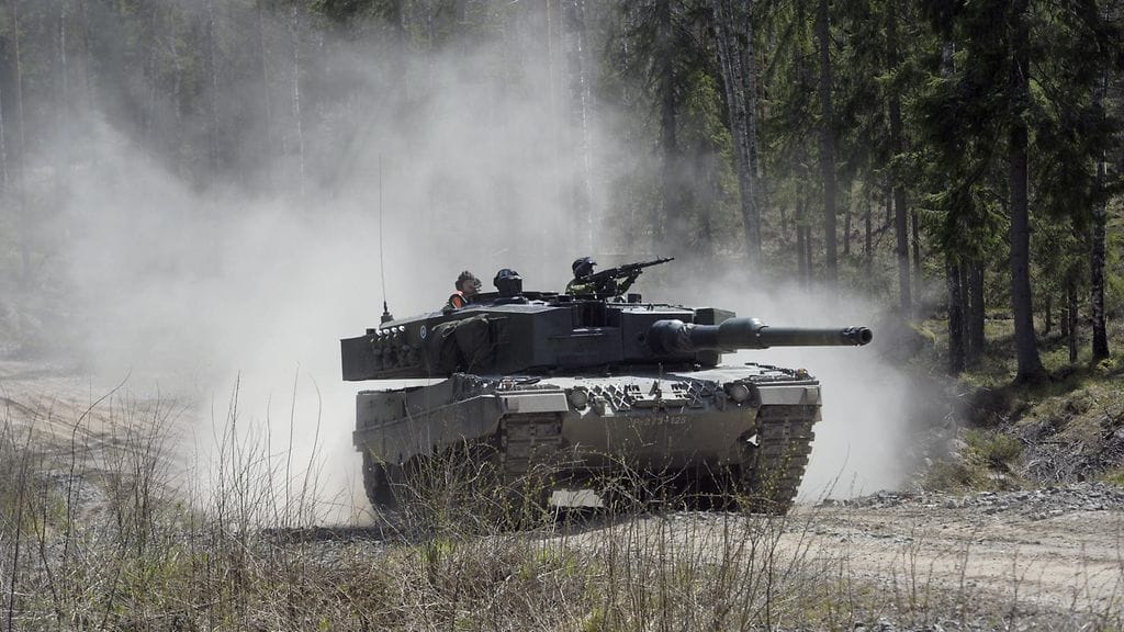 Leopard-panssarivaunu ajaa tuliasemaan kovapanoksilla käydyssä taisteluharjoituksessa Pahkajärvellä 9. toukokuuta 2012.