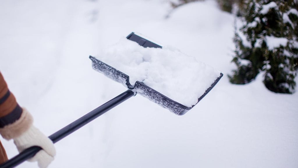 Lumitöitä ei kannata ahnehtia liikaa kylmiltään.