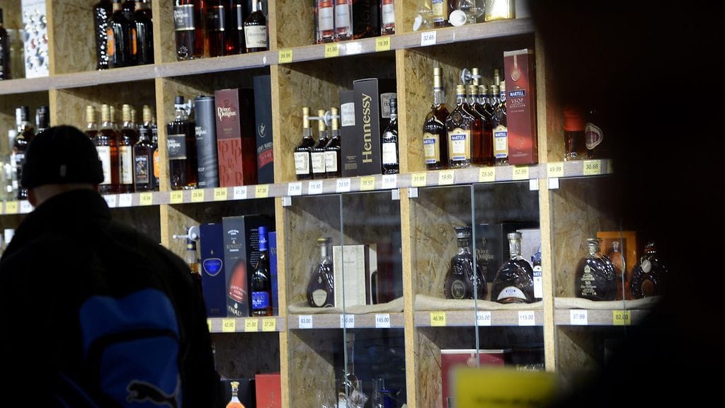 Mies oli käynyt ostoksissa SuperAlkossa Tallinnassa. Kuvituskuva.