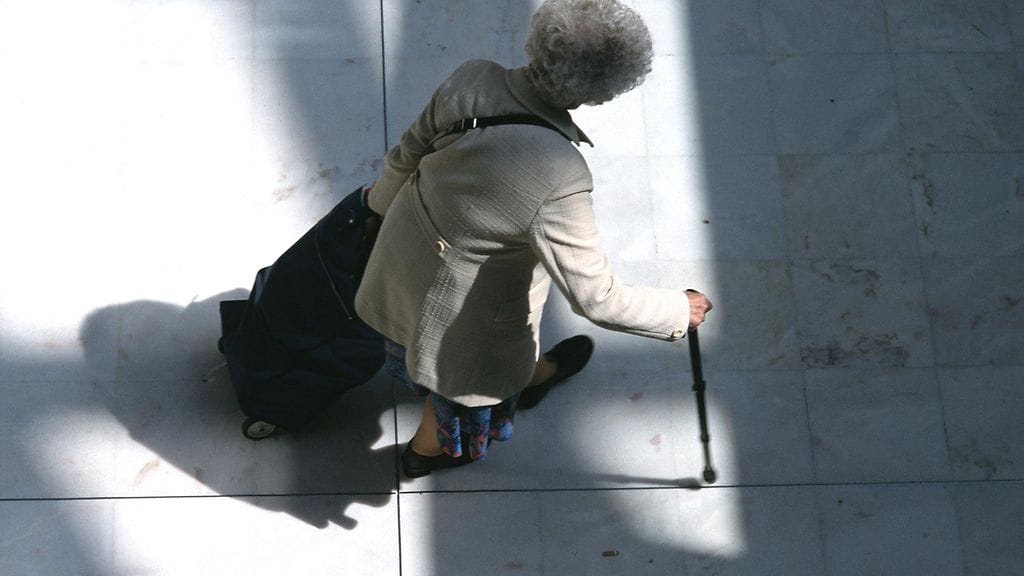 Leikkauksen jälkeen Maija on kävellyt kumarassa. Kuvituskuva.