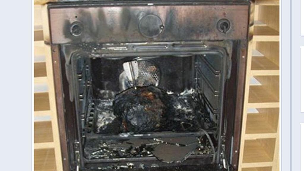 Kuva palaneesta kinkusta. Perhe heräsi yöllä palovaroittimen ääneen. Kuvakaappaus Länsi-Uudenmaan pelastuslaitoksen Facebook-sivuilta.