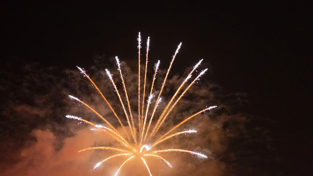 Pelastustoimi muistuttaa, että ilotulitteita ammuttaessa on aina käytettävä suojalaseja. Ilotulitteita ei myöskään saa luovuttaa päihtyneelle tai alaikäiselle.