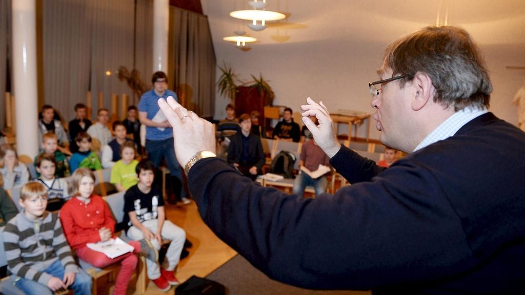 Kuoronjohtaja Hannu Norjanen Cantores Minores -kuoron harjoituksissa, 26. marraskuuta 2013.