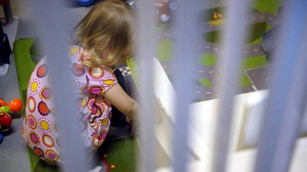 Jos kansalainen huomaa tuntemattoman lapsen olevan suojelun tarpeessa tai muuten pulassa, hänen on soitettava hätäkeskukseen. Kuvituskuva.