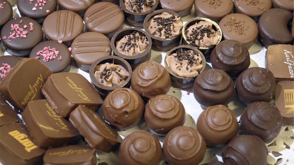 Finnwatch varoittaa, että joulun herkun, suklaakonvehtien, raaka-aine kaakao voi olla tuotettu lapsityövoimalla. Kuvassa Fazerin tuotteita. Finnwatch moittii Fazeriakin.