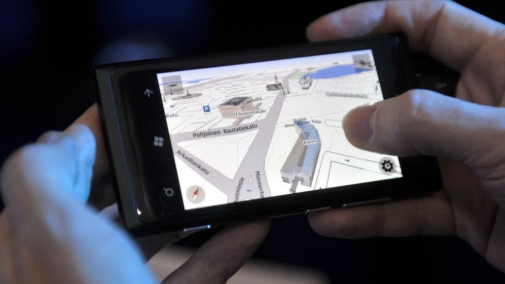 Navigaattorin avulla voi nähdä jopa latauspaikan statuksen. Kuvassa Nokia Lumia 800 -puhelin navigaattorin kera vuodelta 2011.
