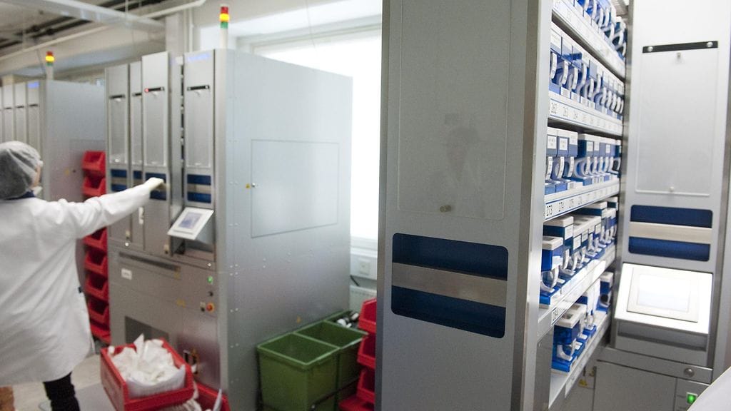 Lääkkeiden lajittelu- ja annostelukone PharmaServicen tuotantotiloissa Helsingissä 25. lokakuuta 2011.