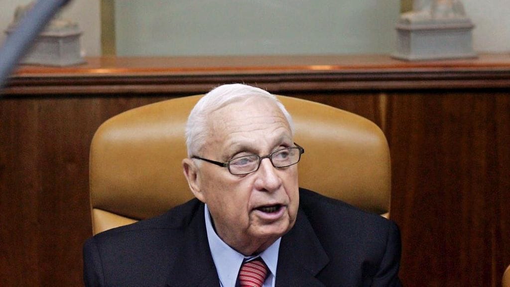 Israelin entinen pääministeri Ariel Sharon on ollut koomassa eli syvässä tajuttomuuden tilassa kahdeksan vuotta. (Tässä kuvassa hän on pääministerinä marraskuussa 2004.)