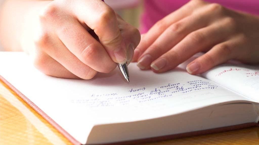 4. Nainen kirjoittaa päiväkirjaa.jpg