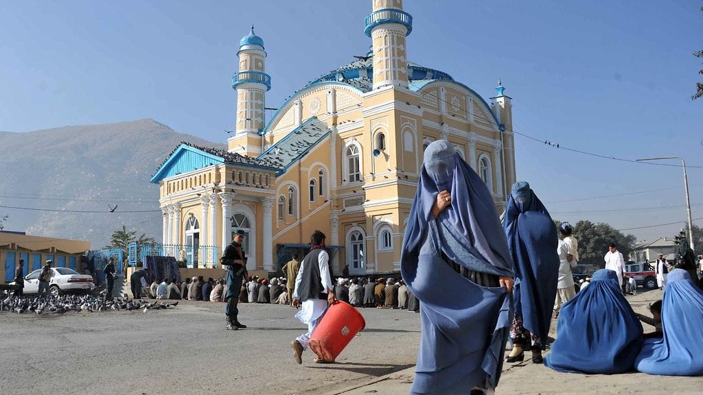 Burkhaan pukeutunut nainen Kabulissa. Kuvituskuva.