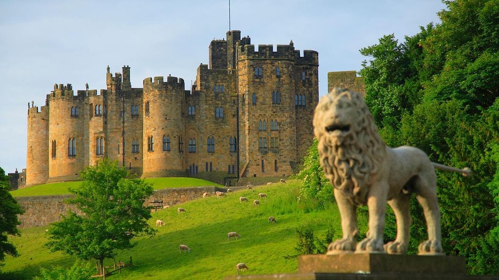 Harry Potterin Tylypahkaa esittäneessä Alnwickin linnassa voit opetella luudalla lentämistä tai ritarin taitoja.