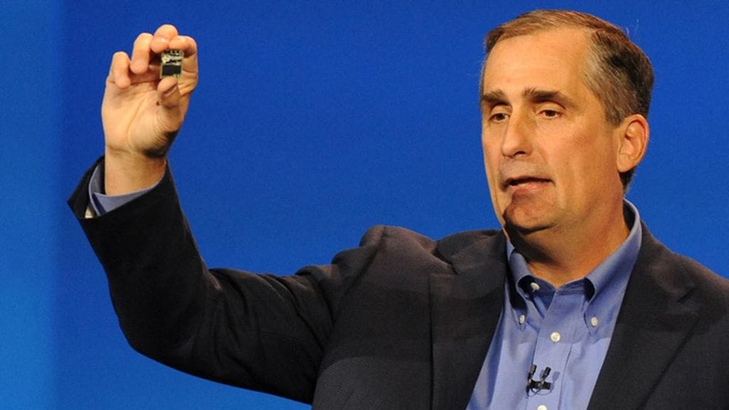 Intelin toimitusjohtaja Brian Krzanich esittelee SD-kortin kokoista Edison-tietokonetta