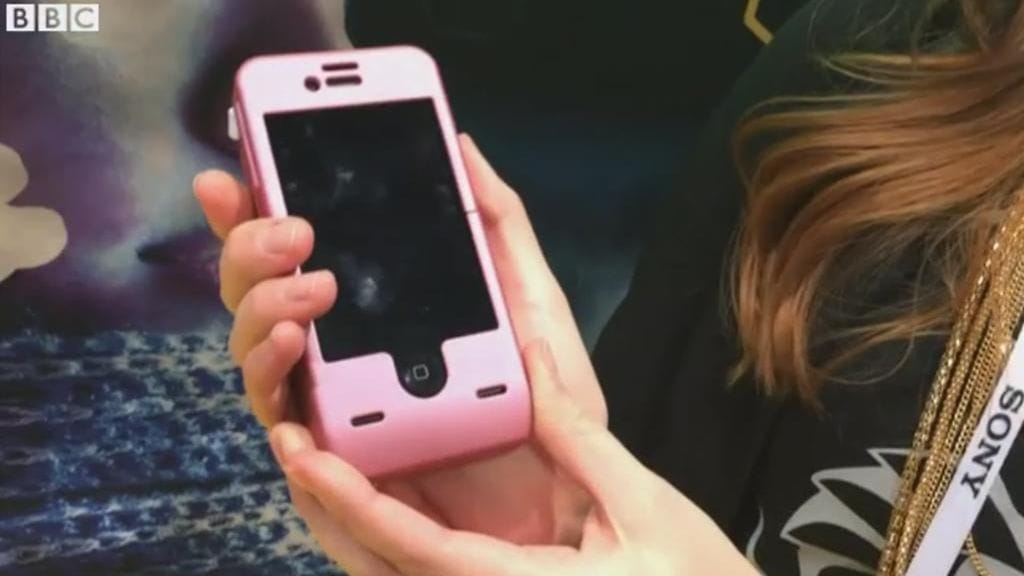 iPhoneen asennettava suojakuori, joka toimii tainnutusaseena. Kuvakaappaus BBC:n nettivideosta.