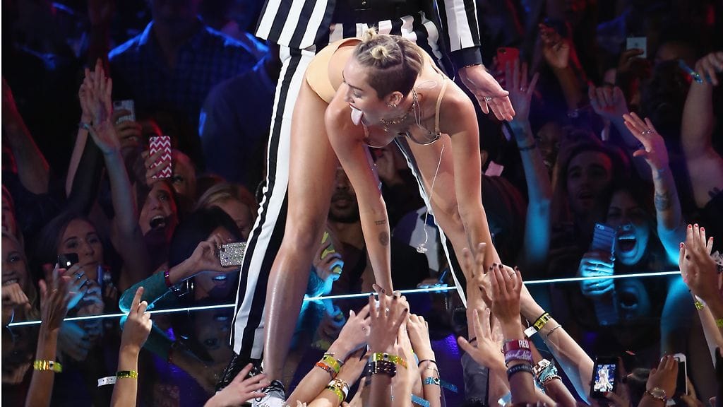 Miley Cyrus twerkkaa MTV Video Music Awardseissa.