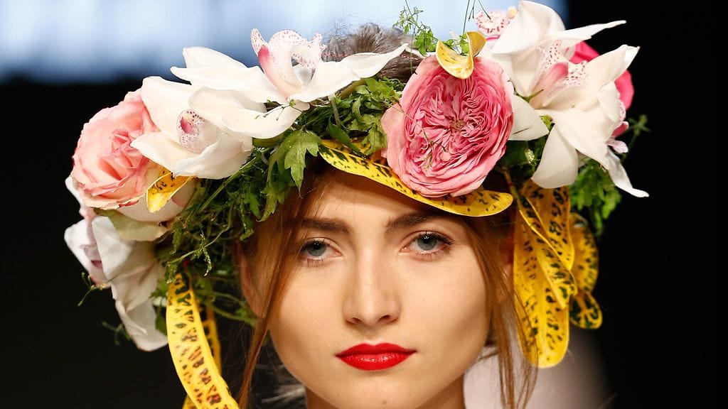 Perret Schaad toi lavalle perinteisestä poikkeavia leikkauksia. Taskuilla varustettu harmaa, pitkä liivi on melkein kuin mekko.