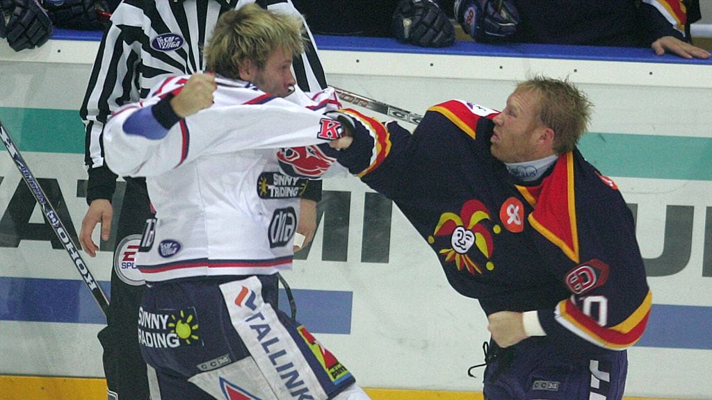 Pasi Nielikäinen (vas.) tunnettiin kaukalossa varsinkin nyrkeistään. Tässä tappelupartnerina Ryan Vandenbussche.