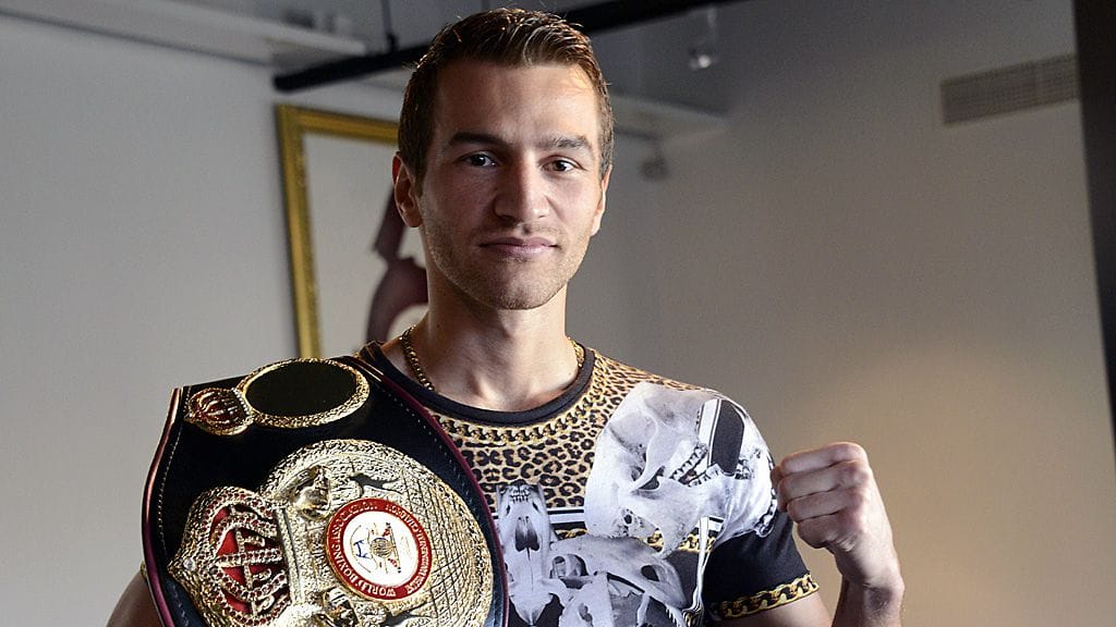 Edis Tatli ja Intercontinental-tittelivyö.