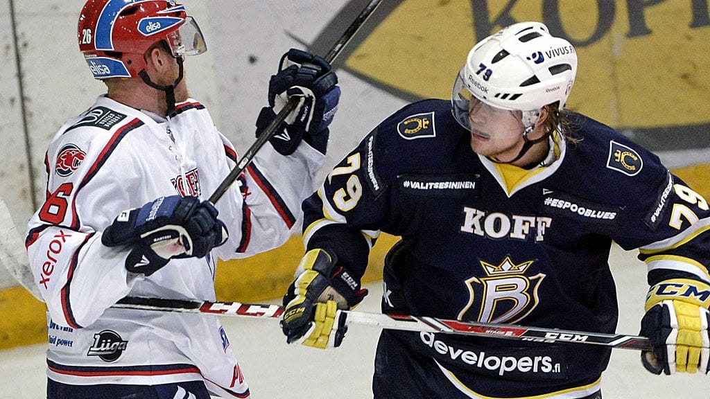 Bluesin Eetu Pöysti ja Toni Söderholm kamppailussa.