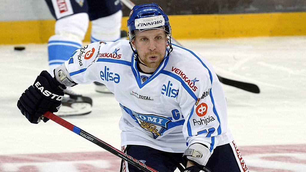 Kapteeni Leo Komarov johdattaa Leijonat turnauksen päätösotteluun.