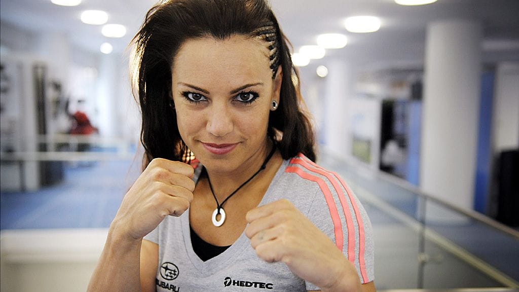 Eva Wahlström palaa kehään.