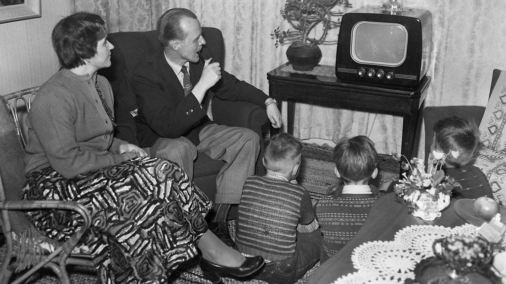 Diplomi-insinööri Torsti T. Paateron kodissa seurataan tarkasti televisiokerhon ensimmäistä TV-lähetystä toukokuussa 1955.