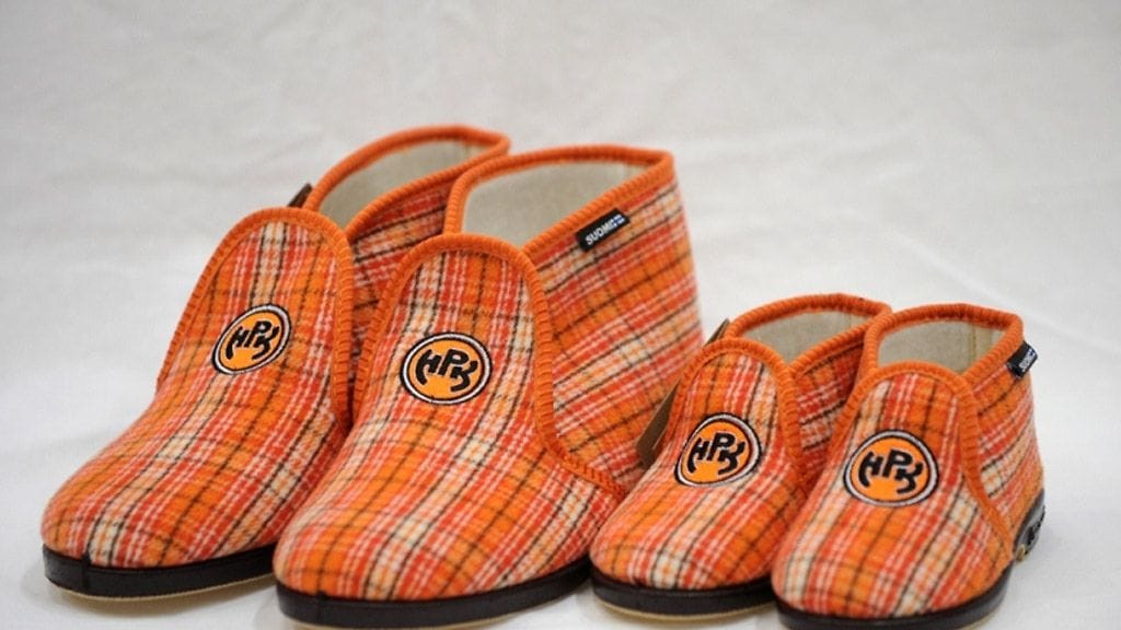 Tuunaa reinot isän suosikkijoukkueen tunnuksilla. Kuvassa HPK:n kannattajan jalkoihin sopivat popot. Kuva: HPK