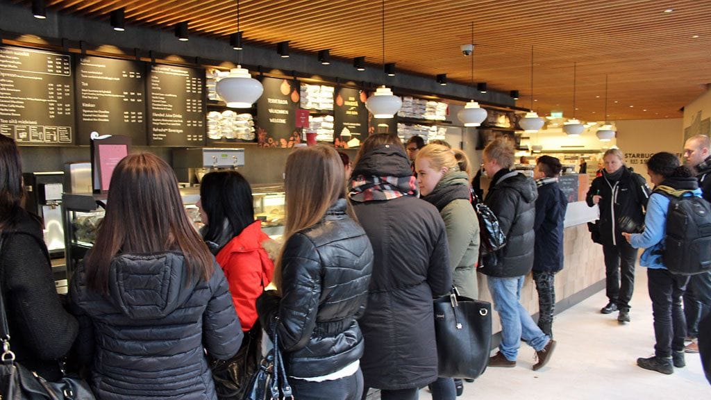 Mikko Rantanen oli Helsingin keskustan Starbucksin ensimmäinen asiakas.