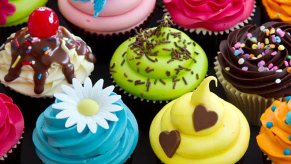 Poista kakut kuumasta vuoasta, jotta ne eivät jatka kypsymistään ja kuivu.