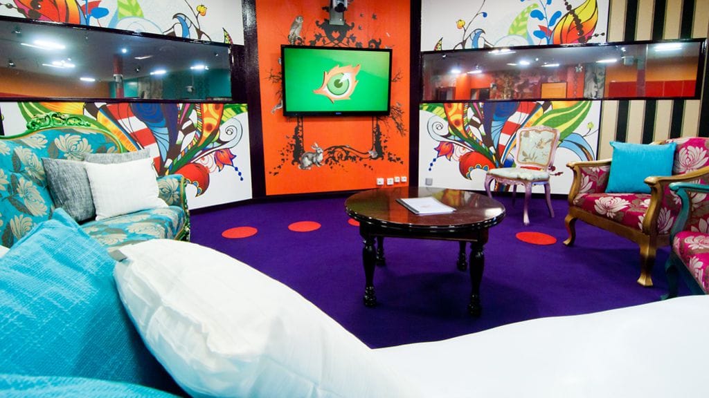 Olohuoneen katselutila on väriä täynnä.