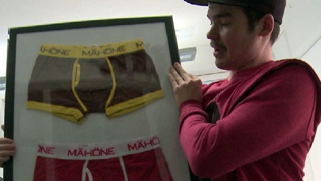 Kaitsu esittelee myös Biisonimafian toimistoa. Kuva: Sub.