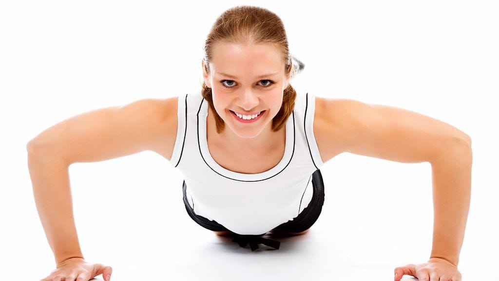 Punnerruksia voi helpottaa tekemällä liikkeet esimerkiksi sohvaa vasten.