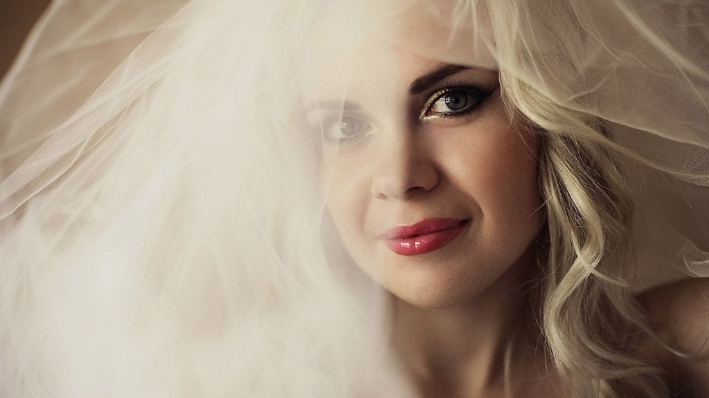 Peittävä meikkipohja on morsiamen tärkein kauneusvinkki.