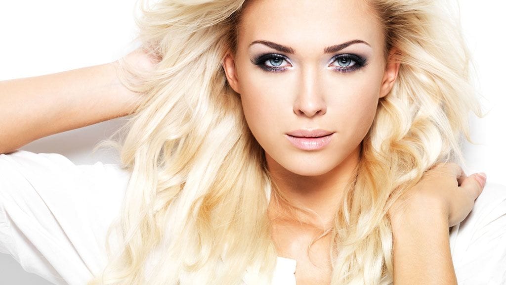 Brunettien ja blondien välinen kamppailu kauneudesta ei ota loppuakseen