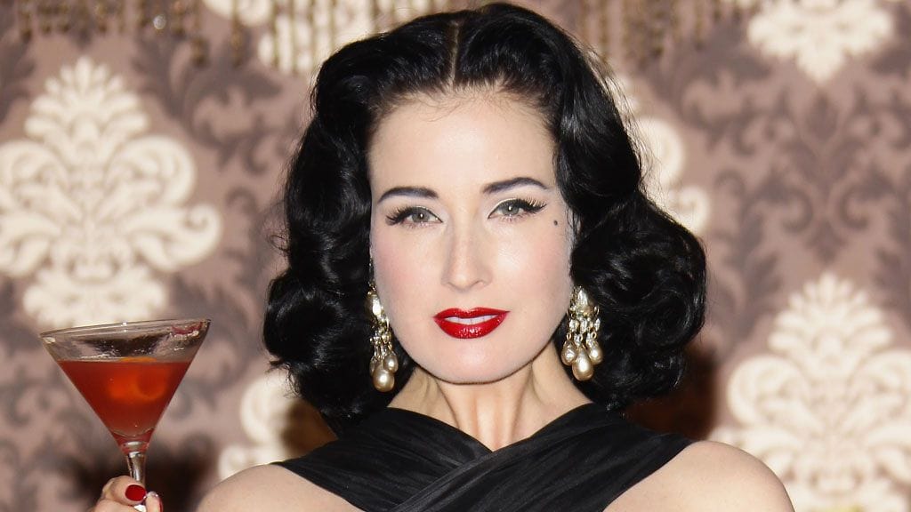 Amber Rose on valinnut sekä huulilleen että poskilleen pinkkiä.