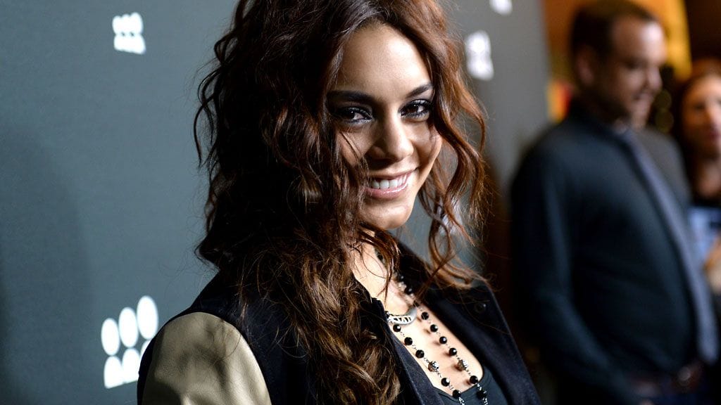 Vanessa Hudgens panostaa silmämeikkiin ja tasapainottaa meikkiään huulikiillolla.