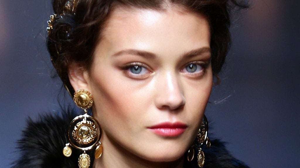 Valkoinen kukkakoristelu kiertää melkein koko nutturakampauksen.