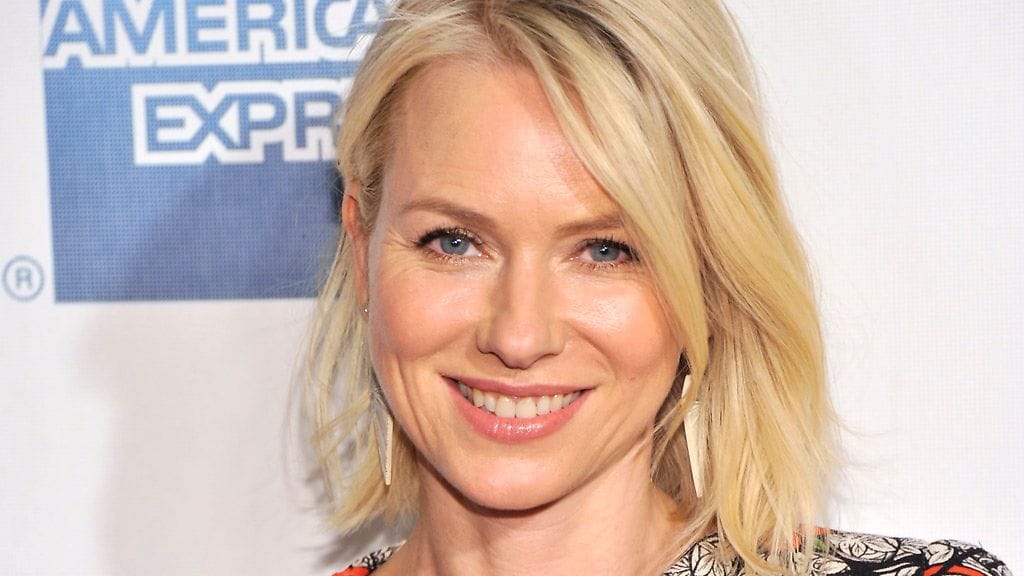 Naomi Wattsilla on korkeat poskipäät sekä ohuehkot, suomalaistyyppiset hiukset, ja hän suosii polkkamallia.