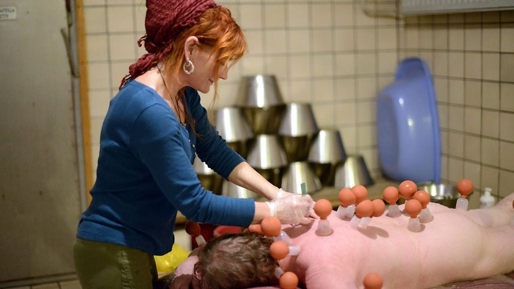 Kuppaaja Sanna Ilmarinen tekee kuppausta Arlan saunassa Helsingissä, 22. helmikuuta 2013.