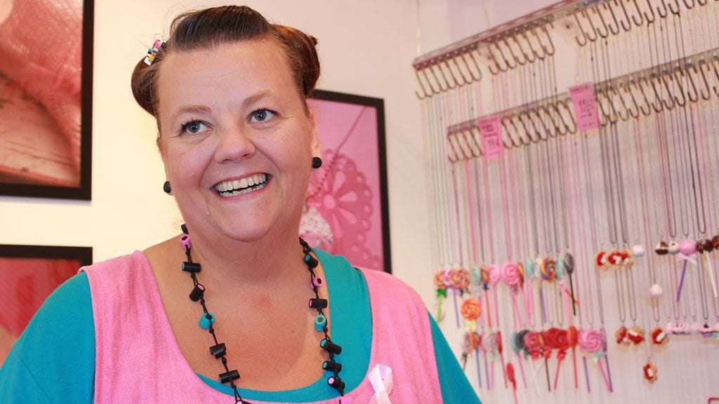 Elvari korut -yrityksen perustajalle, Sanna Leinoselle jokainen päivä on Pukeudu pinkkiin -päivä.