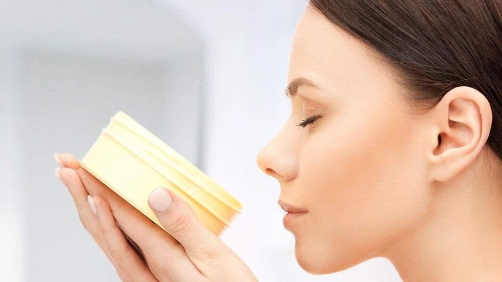 Puusta saatavasti eteerisestä öljystä voi olla apua kosmeettisiin iho-ongelmiin.