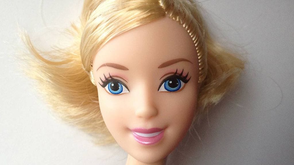 Barbiella on kasvoillaan voimakas meikki.