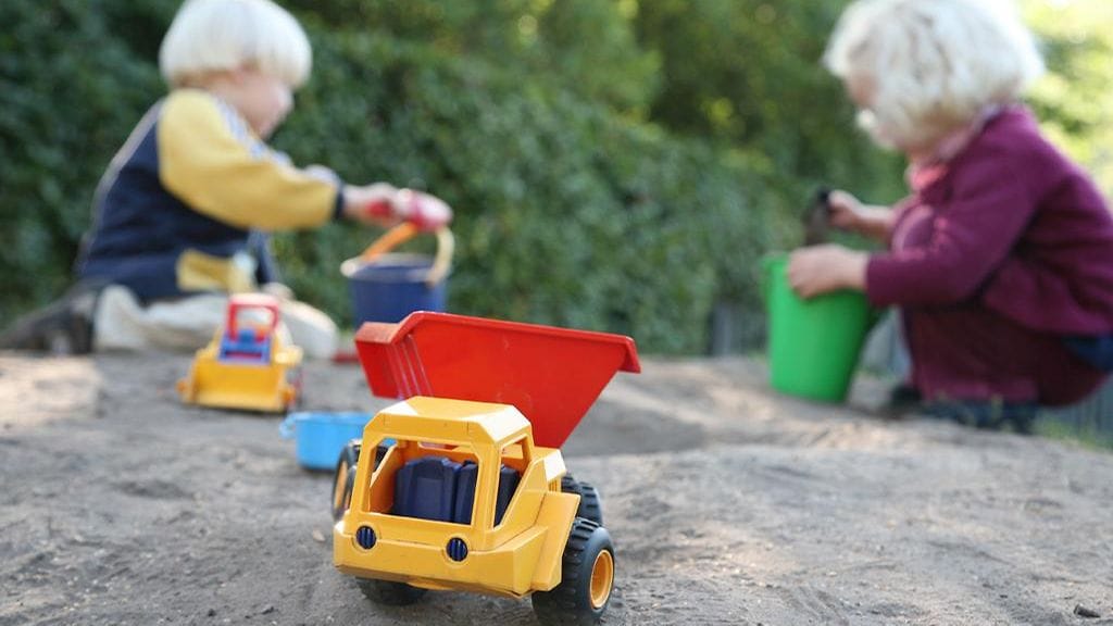 4. Lapset hiekkalaatikolla.jpg