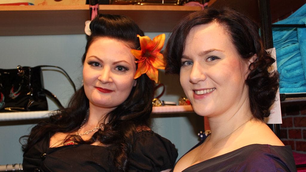 Kokeile pukeutua pikkujouluihin puna-mustaan pin-up-henkeen!