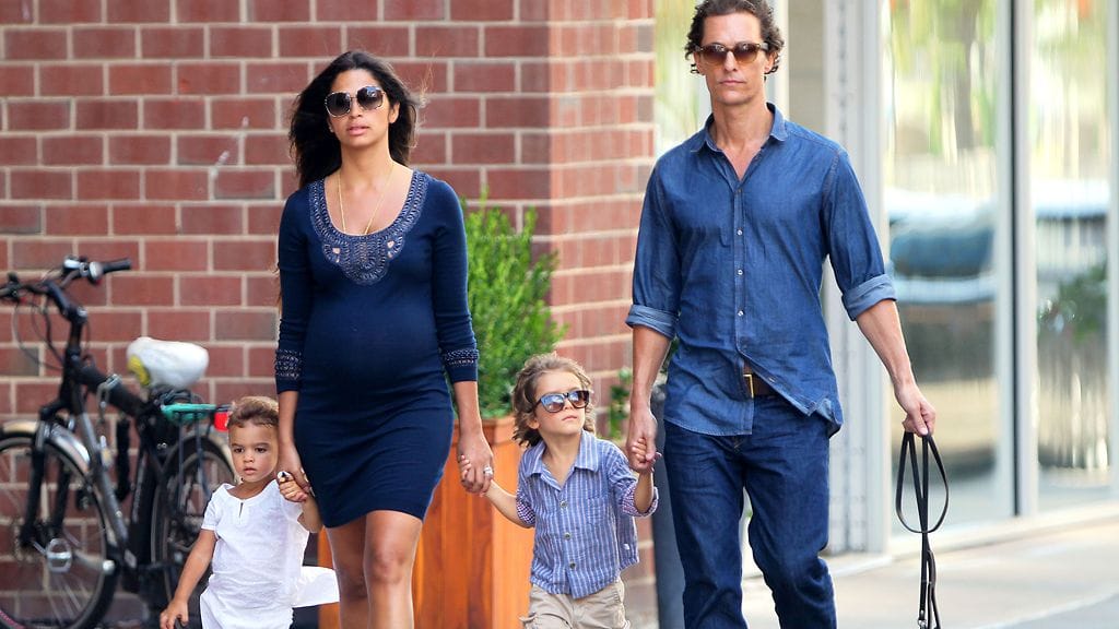 Matthew ja Camilla McConaughey lapsiensa kanssa.