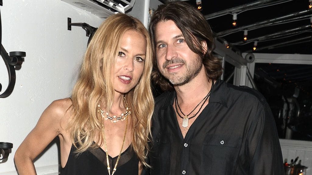 Rodger näyttää rennon tyylikkäältä ilman kravattia. Rachelin asun täydentää näyttävä kaulakoru.