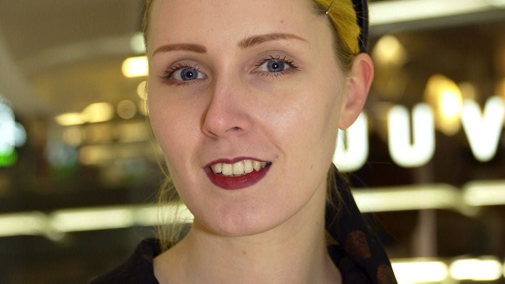 Suunnittelija Mirkka Metsola odottaa Jenni Haukion asun näkemistä.