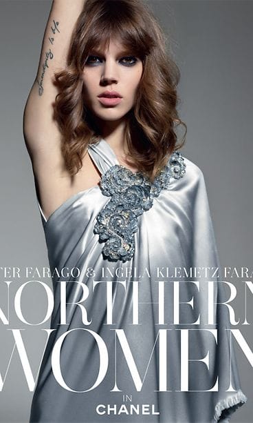 Tanskalainen malli Freja Beha Erichsen, Karl Lagerfeldin muusa, Northern Women in Chanel -kirjan kannessa.