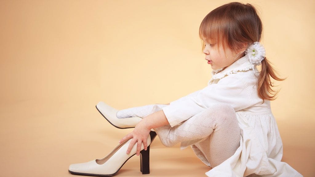 Lapset ovat yleensä kiinnostuneita vanhempiensa pukeutumisesta.