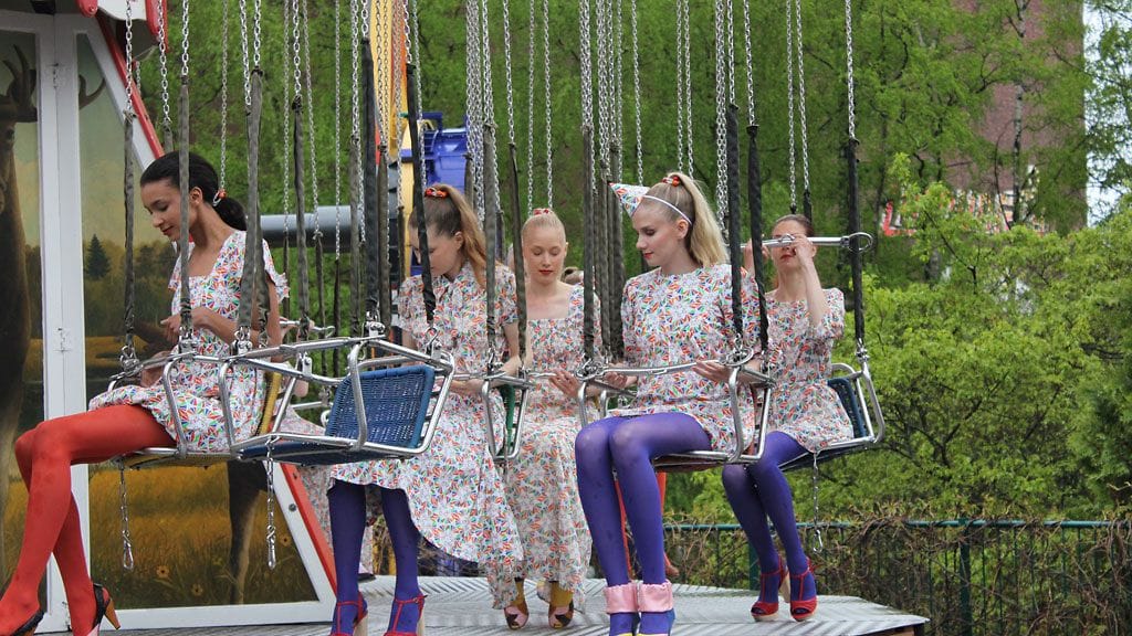 Mallit esittelivät Hyrrä-kuosia Paola Suhosen muotinäytöksessä