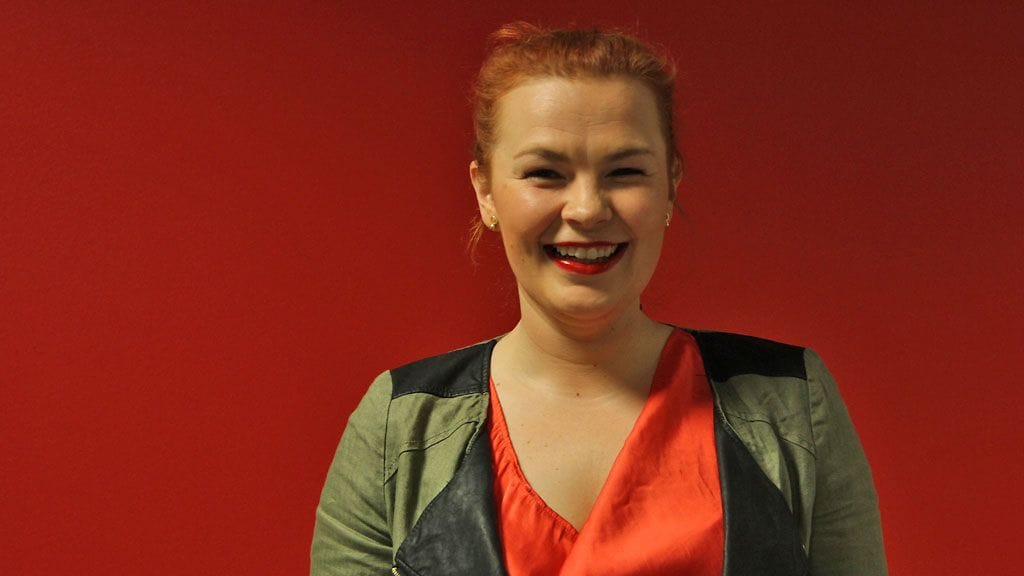 Stylisti Jemina Hanhijärvi MM-kisojen puvustushuoneessa torstaina 16.5.2013.